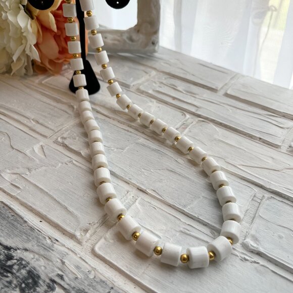 Vintage White Bead necklace with gold bead spacers - Picture 3 of 8
